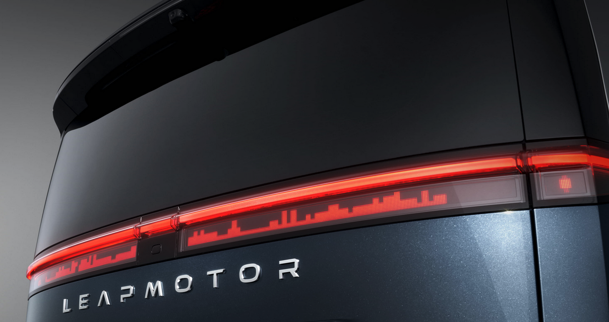 零跑10周年发布会首款MPV D99亮相 科技豪华旗舰重塑细分市场